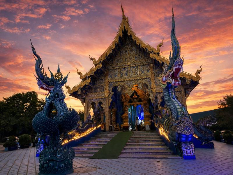 Chiang Rai Night Market Food Tour with Friendly Local Host